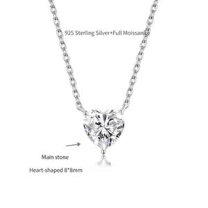 Λεπτομερής προβολή του μενταγιόν moissanite καρδιάς 8mm σε αλυσίδα από ασήμι 925