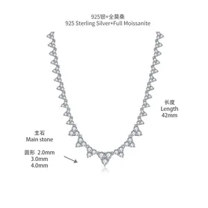 Vue détaillée du collier en argent moissanite montrant la taille des pierres