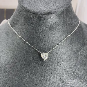 Κοντινό πλάνο ενός αστραφτερού μενταγιόν moissanite 8mm σε σχήμα καρδιάς σε ασημένια αλυσίδα