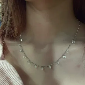 Elegante Moissanit Schimmernde Stern Halskette am Hals, Silberne Schlüsselbeinkette