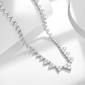 Détail d'un collier de luxe en argent S925 avec sertissage complet en moissanite