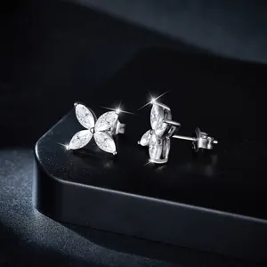 Détail des boucles d'oreilles en moissanite en forme de trèfle, fini argenté
