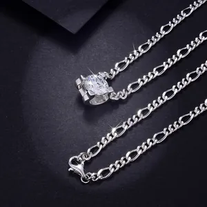 Gros plan d'un pendentif tête de taureau en Moissanite 2ct sur chaîne Figaro en argent S925