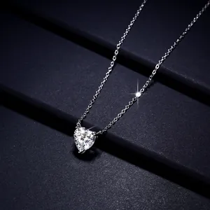 Εξαιρετική λεπτομέρεια μενταγιόν moissanite σε σχήμα καρδιάς 8mm σε ασημένια αλυσίδα.