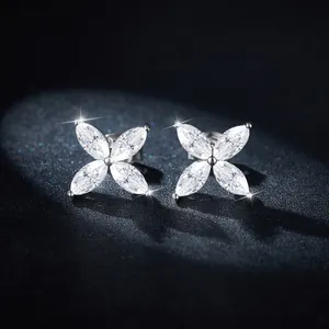 Vue macro de boucles d'oreilles trèfle en moissanite taille marquise en argent massif