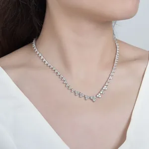 Collier de soirée de luxe avec pierres de moissanite complètes sur un modèle élégant