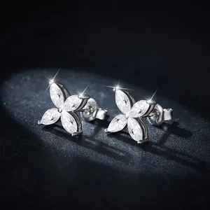 Gros plan de boucles d'oreilles trèfle en moissanite brillante, taille marquise