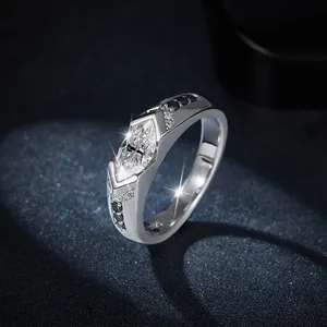 Vista dettagliata dell'anello in moissanite taglio marquise con pietre nere fini