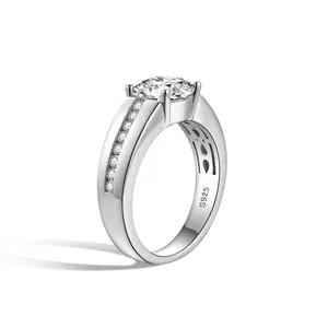 Detalle de anillo de moissanita de 2ct con piedras laterales y marca de plata S925