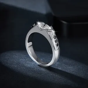 Primo piano di un anello in moissanite taglio marquise con pietre bianche e nere