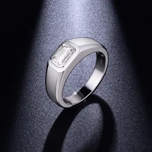 Dettaglio macro della moissanite taglio smeraldo da 1ct in un anello d'argento.