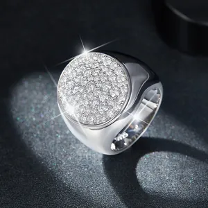 Detailopname van een S925 zilveren herenring in hiphopstijl met sprankelende moissaniet