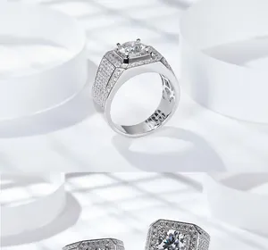 Nahaufnahme des 5 Karat Moissanit-Herrenrings aus S925 Silber mit Pavé-Besatz