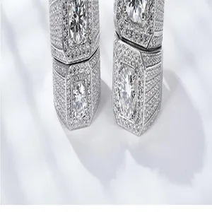 Nahaufnahme eines s925 Silberrings mit 5ct Moissanit und funkelndem Zirkon-Besatz