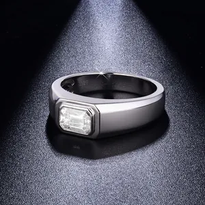 Dettaglio di un anello da uomo con moissanite taglio smeraldo da 1 carato in argento