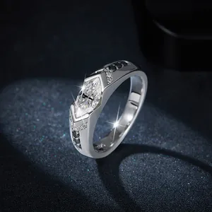 Splendido anello in argento con moissanite marquise da 1ct e accenti neri e bianchi