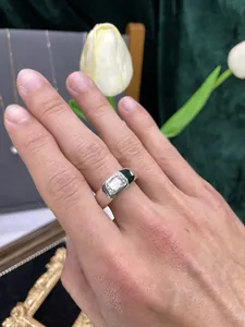 Primo piano dettagliato di un anello minimalista in moissanite taglio smeraldo