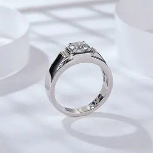Herrenring aus Silber mit einem 1 Karat Moissanit und seitlichen Akzenten