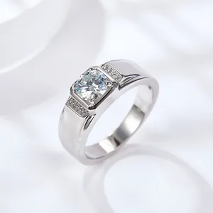 Herren 1 Karat Moissanit Ring aus Sterlingsilber mit 18 Karat Weißgold Beschichtung.
