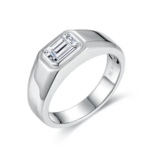 Anello classico da uomo in argento con moissanite taglio smeraldo da 1 carato al centro