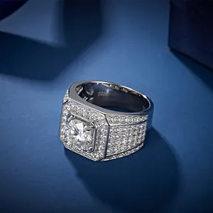 Eleganter S925 Silber Herrenring mit 5 Karat Moissanit und Pave-Fassung
