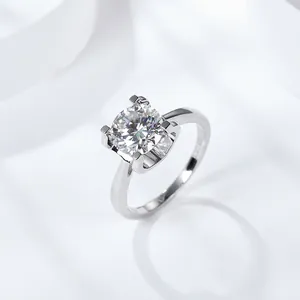 Primo piano dettagliato dell'anello di fidanzamento da 1 carato in argento sterling S925