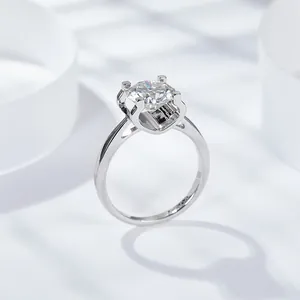 Primo piano di un anello in moissanite da 1 carato con montatura in argento