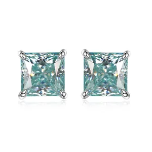 Vista detallada de pendientes de plata 925 con moissanita corte princesa y gemas azules