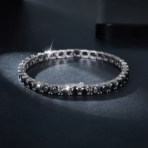 Gros plan d'un bracelet de tennis hip-hop en argent 925 avec moissanite noire