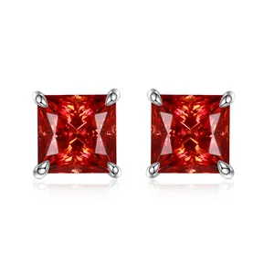 Vista frontal de pendientes de plata 925 con moissanitas rojas de talla princesa