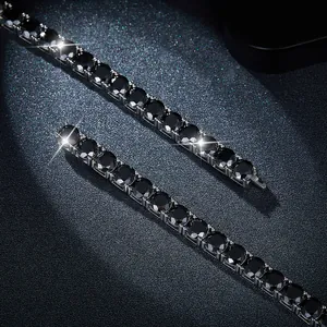 Détail d'un bracelet de tennis en moissanite noire avec monture à quatre griffes