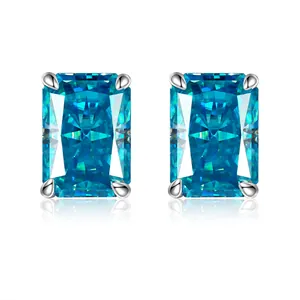 Dettaglio ravvicinato di orecchini a lobo in moissanite blu con taglio radiant.