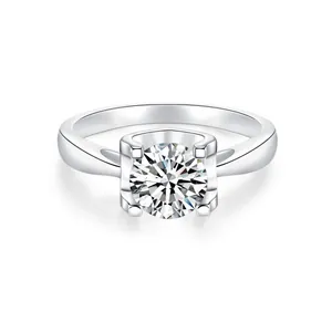 Anello di fidanzamento classico a quattro griffe con solitario tondo da 1 carato