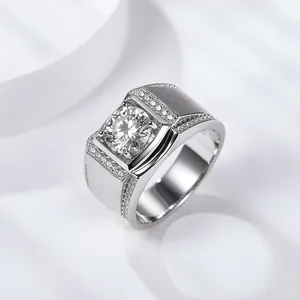 Vista detallada de anillo de moissanita de 1ct para hombre con acabado de plata cepillada