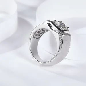 Vista detallada de anillo de moissanita para hombre con acabado cepillado y pavé lateral
