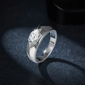 Primo piano dettagliato di un anello solitario in moissanite ovale in argento lucido