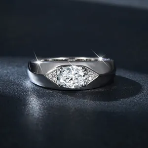 Dettaglio macro di un anello in argento classico con una grande moissanite taglio ovale