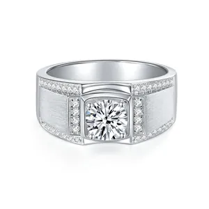 Elegante anillo de moissanita de 1 quilate para hombre en plata bañada en oro blanco