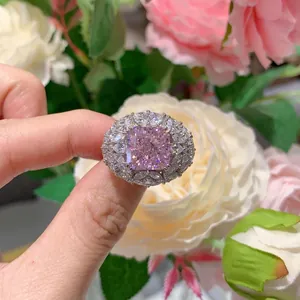 Makrodetail eines luxuriösen 5-Karat-Rings mit quadratischem rosa Edelstein und Halo