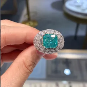 Makroaufnahme eines 5-Karat blauen quadratischen Rings aus S925-Silber mit Diamant