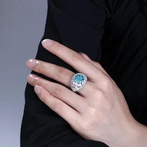 Detailansicht eines luxuriösen blauen Karbondiamantrings mit Eisschliff am Finger