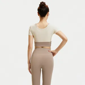 Achteraanzicht van een tweekleurige yogaset met top met korte mouwen en leggings