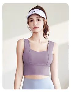 Détail d'un soutien-gorge de sport violet sans couture à larges bretelles pour yoga
