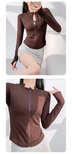 Détail de la texture côtelée d'une veste de yoga marron avec fermeture éclair