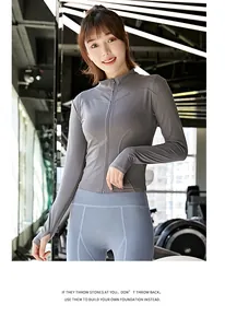Giacca sportiva grigia e leggings blu per l'allenamento in palestra e lo yoga