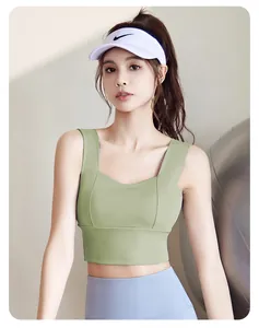Vue détaillée d'un soutien-gorge de sport vert sauge sans couture à larges bretelles.