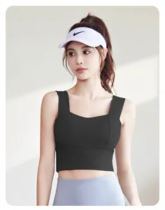 Gros plan d'un soutien-gorge de sport noir sans couture avec de larges bretelles