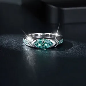 Primo piano macro di un anello in argento sterling con moissanite marquise blu-verde