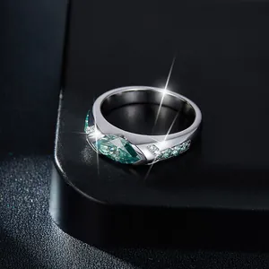 Dettaglio di un anello in moissanite blu lago da 1 carato con taglio marquise in argento