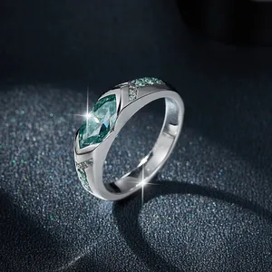 Primo piano di un anello in argento con moissanite taglio marquise blu lago brillante